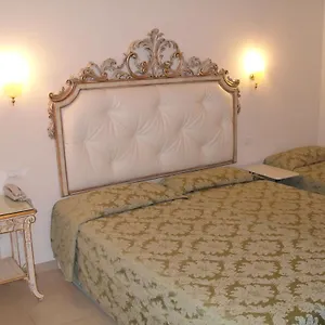 Residenza Due Torri Check In Presso Vicolo Cattani 7 Italy